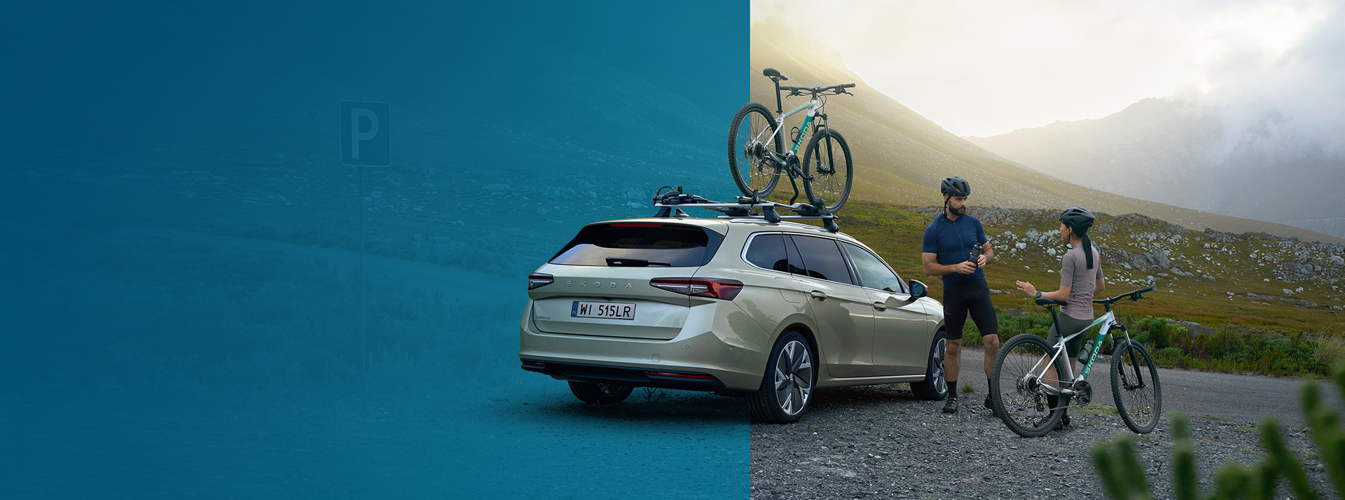Skoda Superb w perłowo-zielonkawym kolorze, stojąca tyłem do obiektywu. Na jej dachu przytwierdzone są relingi, na których stoi rower. Obok pojazdu stoi mężczyzna i kobieta w sportowych, strojach i w kasku. Kobieta opiera się o rower. W tle górskie krajobrazy, lekko zamglone, w słońcu. Po lewej stronie fotografię przykrywa niebieska apla. 